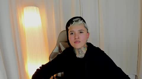 suzu_wolf online show from October 22, 5:32 am