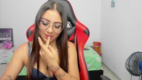 sweet_coral_ online show from February 3, 6:33 am