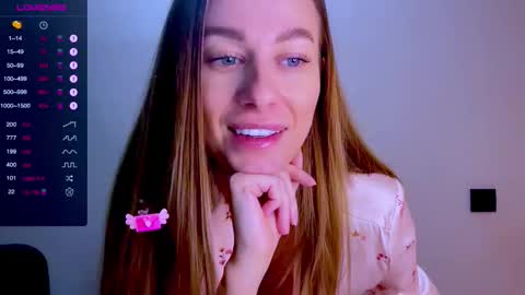 Mia online show from October 18, 10:41 am