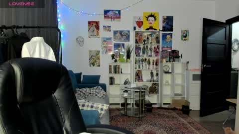 kira online show from April 7, 3:25 pm