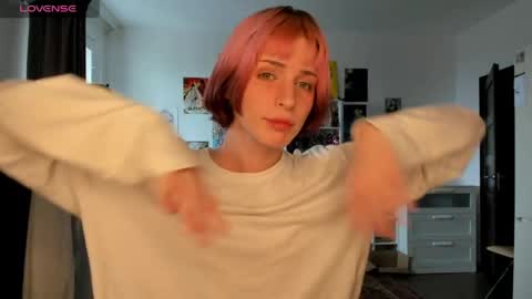 kira online show from April 4, 1:07 pm