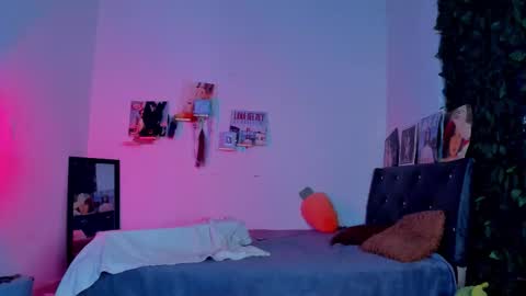 Steven independent model online show from October 9, 1:27 pm