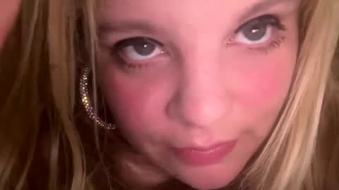 Snapshot of sweetlisa92 chatting on March 11, 4:29 pm Lisa  online show from March 11, 4:29 pm