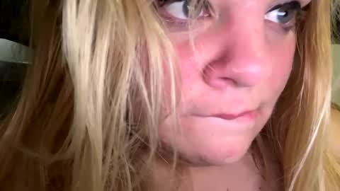 Snapshot of sweetlisa92 chatting on October 13, 3:58 pm Lisa  online show from October 13, 3:58 pm