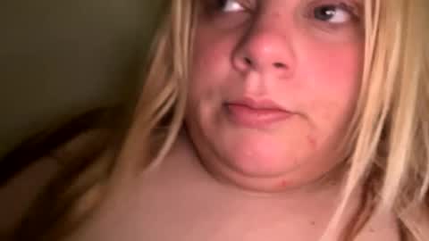 Snapshot of sweetlisa92 chatting on February 28, 4:20 pm Lisa  online show from February 28, 4:20 pm