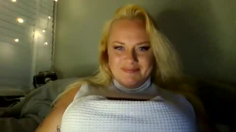 sweetsinz_ online show from September 16, 7:28 pm