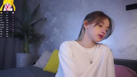 Mia online show from April 12, 1:53 am