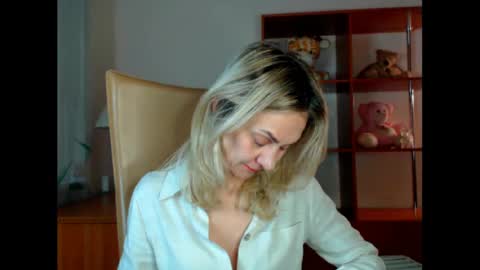 Snapshot of tanya6547 chatting on December 6, 8:54 am tanya online show from December 6, 8:54 am