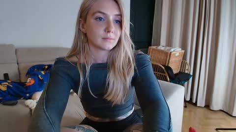 tattoobbgirl online show from April 18, 7:58 pm