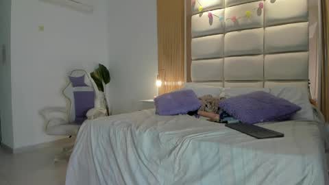 Taylor online show from April 9, 7:52 pm