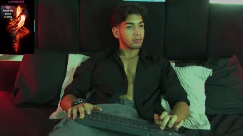 taylorsmiths_ online show from January 12, 3:57 am