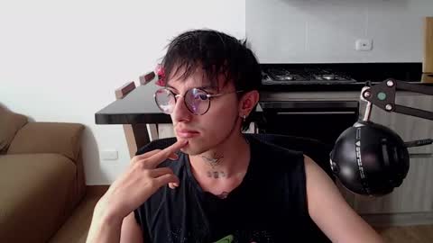 Teo independent model online show from April 7, 1:46 pm