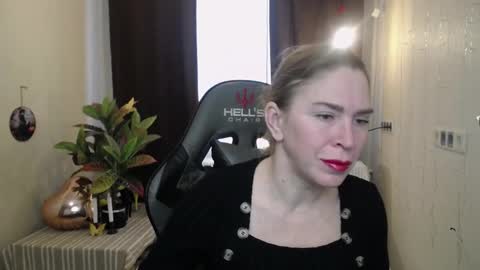 Snapshot of tessadaybreak chatting on February 27, 8:35 am tessadaybreak online show from February 27, 8:35 am