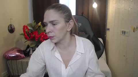 Snapshot of tessadaybreak chatting on February 19, 12:55 pm tessadaybreak online show from February 19, 12:55 pm