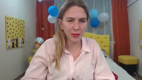 Snapshot of tessadaybreak chatting on September 18, 12:20 pm tessadaybreak online show from September 18, 12:20 pm