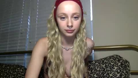 theetinyydancerrr online show from March 20, 11:43 pm