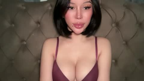 Elle  dont forget to folloW me and thumbs up online show from June 8, 12:50 pm
