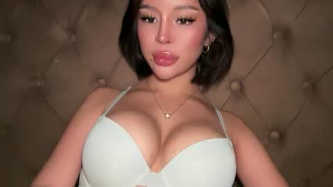 Elle  dont forget to folloW me and thumbs up online show from March 22, 12:09 pm