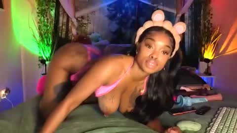 thelovelybrown online show from December 17, 6:14 pm