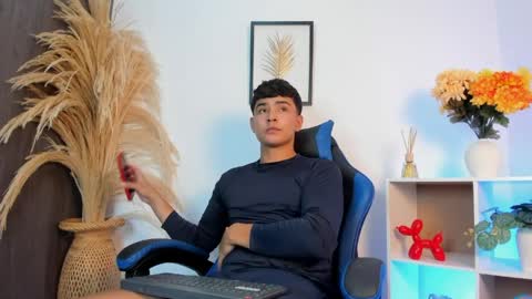 Thiago  online show from April 5, 8:28 pm