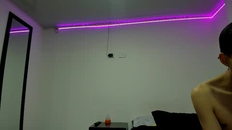 Snapshot of thiagowells_ chatting on February 23, 6:49 am Thiago Wells online show from February 23, 6:49 am