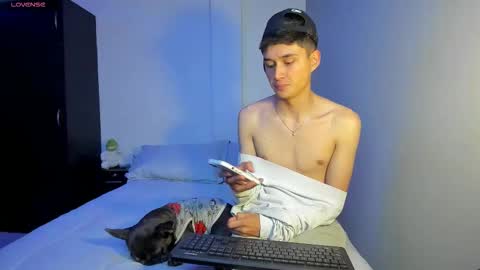 Snapshot of thiagowells_ chatting on October 8, 8:26 pm Thiago Wells online show from October 8, 8:26 pm