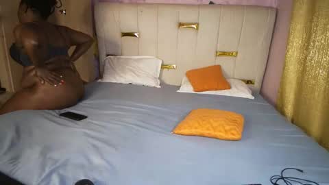 thick_n_flirty online show from April 17, 8:28 am