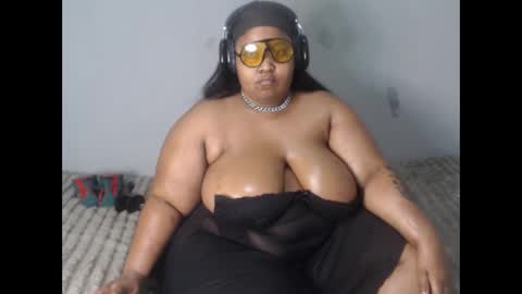 thickassmamie26 online show from May 30, 8:13 am