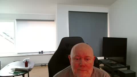 thomash32 online show from November 5, 2:52 pm