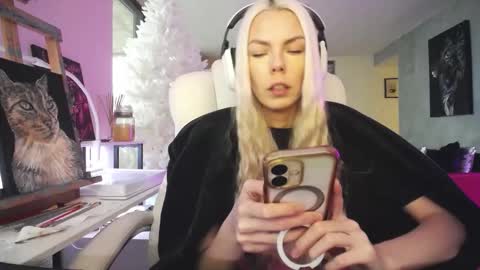 stage Kylie Sinner  brand CLITBAIT online show from February 1, 9:01 pm