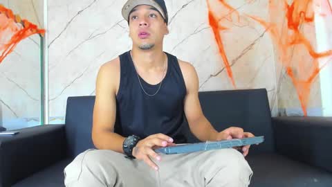 Snapshot of tonnygil chatting on October 29, 11:45 am Tonny online show from October 29, 11:45 am