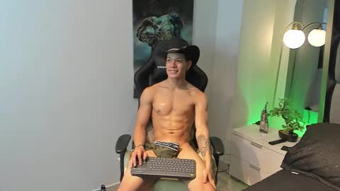 tony_petrov online show from September 25, 7:48 am