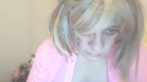 Snapshot of traphouseslutbunny4fun chatting on December 6, 9:49 am traphouseslutbunny4fun online show from December 6, 9:49 am