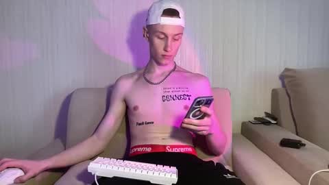 Travis online show from April 20, 9:12 am