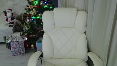 TRAVISS HOLDEN online show from December 23, 11:39 pm