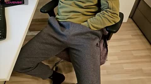 tree1989 online show from September 25, 6:26 pm