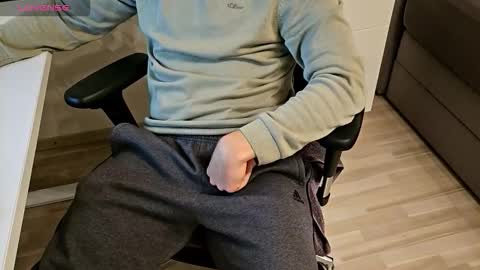 tree1989 online show from October 4, 6:06 pm