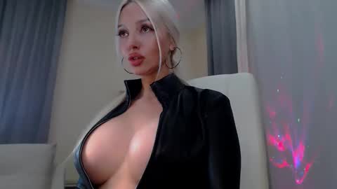 tremendous_blondie online show from September 14, 5:25 pm
