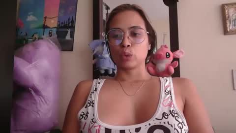 triana_bell online show from April 18, 7:07 pm