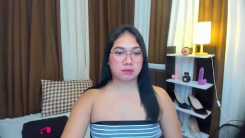 Karen Oquio online show from October 13, 7:32 am