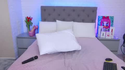 Snapshot of tweety_pie_ chatting on March 7, 7:41 am Hallie online show from March 7, 7:41 am