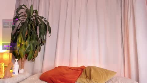 Snapshot of twink_lion chatting on February 17, 10:05 pm Lion online show from February 17, 10:05 pm