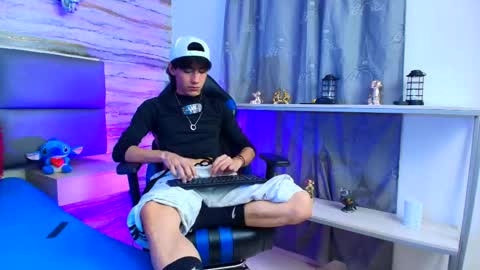 twinslovers_ online show from October 8, 4:40 am