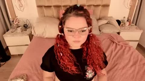 Snapshot of twwiiggy19 chatting on February 19, 9:03 pm Twiggy online show from February 19, 9:03 pm