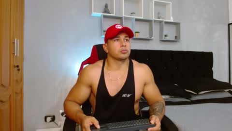 tyler_hank1 online show from November 17, 8:33 pm