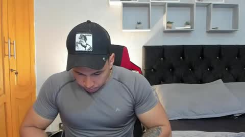 tyler_hank1 online show from April 13, 12:37 am