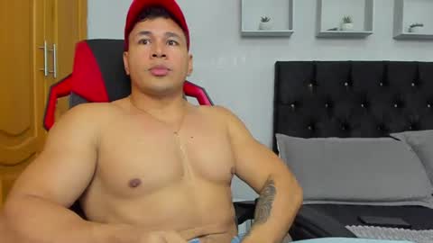 tyler_hank1 online show from June 10, 7:02 pm
