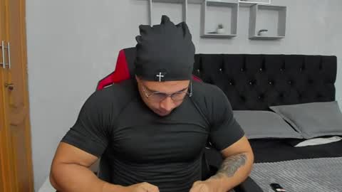 tyler_hank1 online show from June 15, 10:46 pm