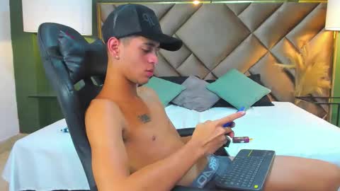 Tyler Rodriguez online show from September 17, 11:52 pm