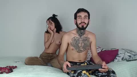 Snapshot of tyler_y_luna chatting on February 24, 12:52 am Tyler y Luna online show from February 24, 12:52 am